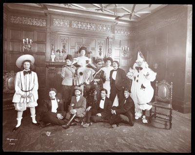 Un groupe en costume chez Mlle Morgenthau, 30 West 72nd Street, New York, 1906 - Byron Company